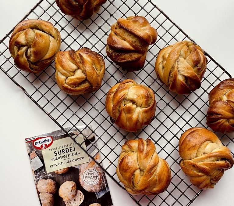 Kardemommesnurrer med pistacie og marcipan – bagt med tørret surdej