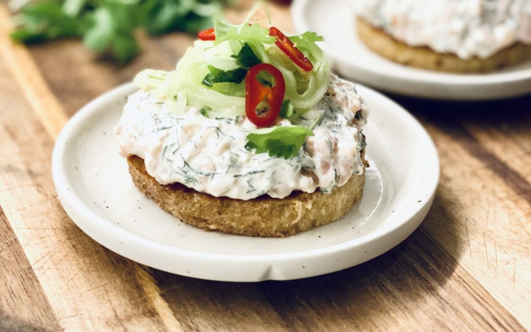 Laksesalat på smørstegt franskbrød med agurkenudler (til middag hos, forret)