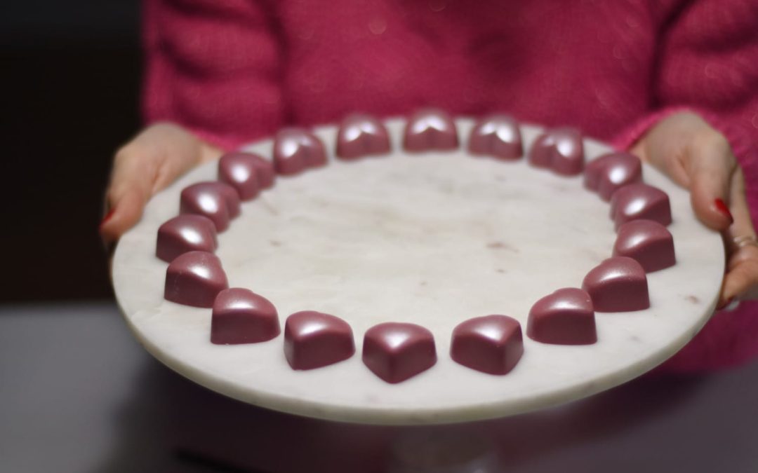 Fyldte chokolader med karamel – “Ruby chewy caramel crunch”