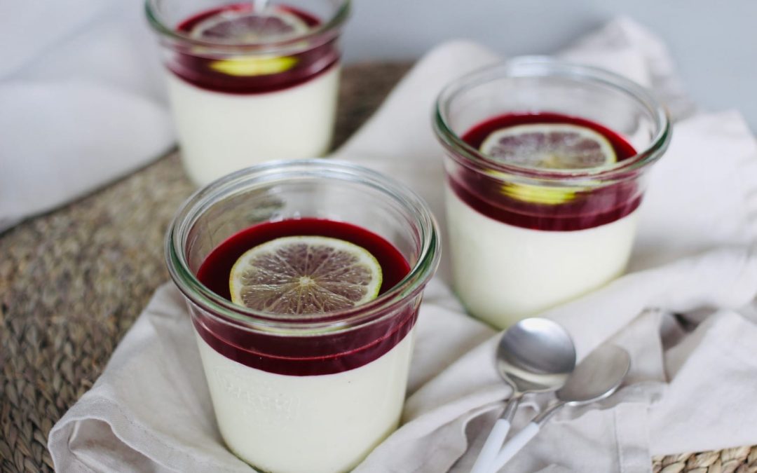 Hvid chokolademousse med lime og hindbærcoulis