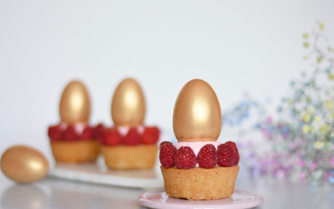 Yndige påskekager med guldæg og hindbær